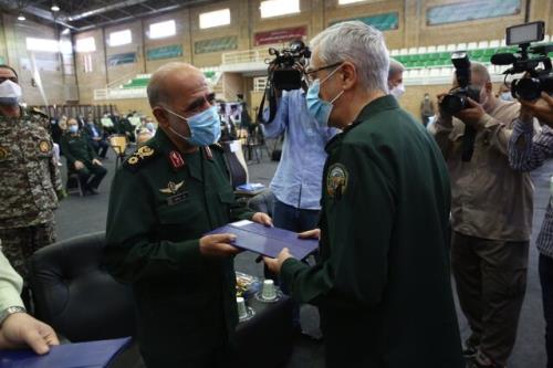 اعطای نشان شفاء اهدایی فرمانده معظم كل قوا به شهدای مدافع سلامت و فعالان نیروهای مسلح