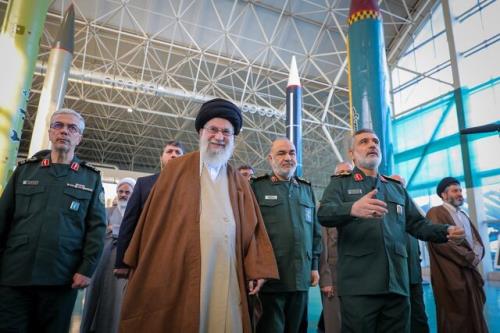 لبخندی که فرزندان مکتب شهید طهرانی مقدم بر لبان فرمانده کل قوا نشاندند