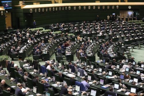 مجازات خروج بدون مجوز ایرانیان خارج از کشور برداشته می شود